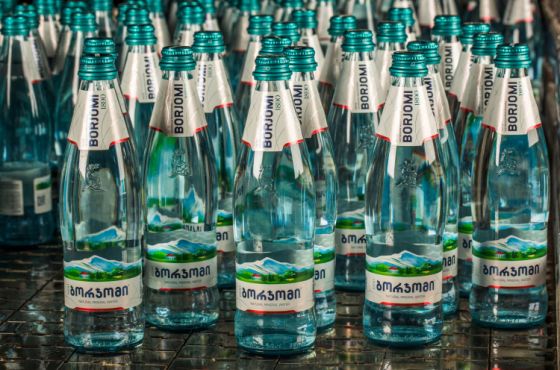 კომპანია „ბორჯომი“ საწარმოო პროცესს აჩერებს