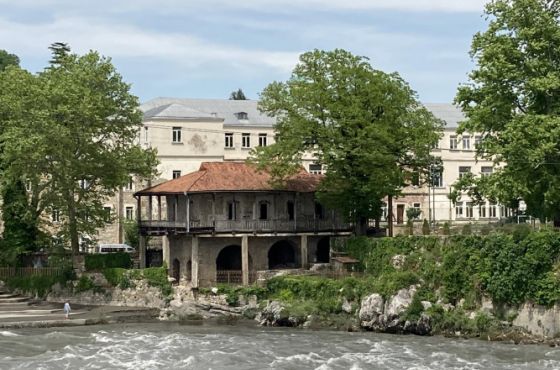"შეწყდეს ოქროს ჩარდახის რეკონსტუქცია" - კიდევ ერთი წერილი ქუთაისის მერიას