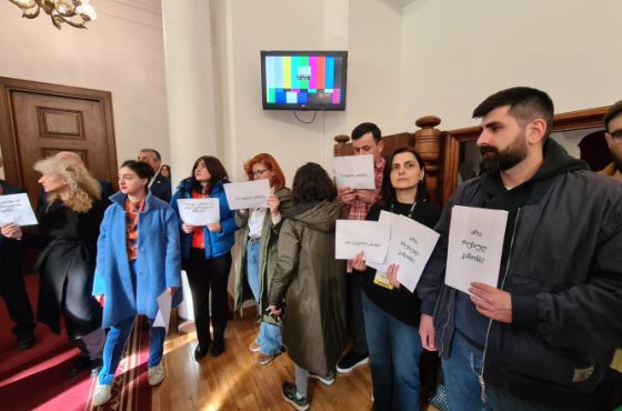 "არა პუტინის კანონს" - ჟურნალისტების პროტესტი პარლამენტში 
