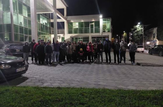 სამტრედიის პოლიციასთან ბანერისთვის დაკავებული აქტივისტების მხარდამჭერი აქცია გაიმართა