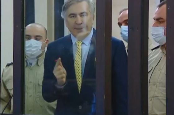 "დაგტოვებთ, ბევრად უფრო სერიოზული საქმეები მაქვს" - სააკაშვილი მოსამართლეებს