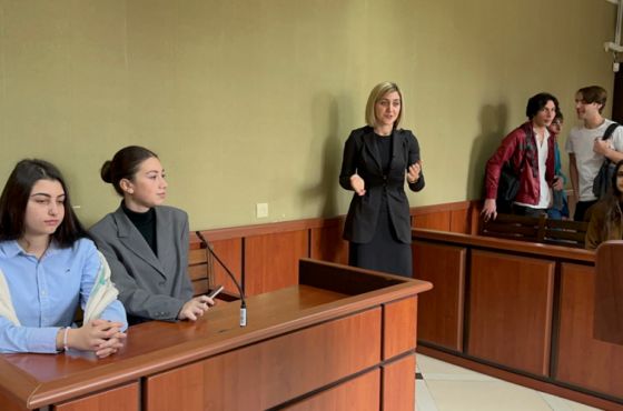 სამტრედიის რაიონულ სასამართლოში სკოლის მოსწავლეებისთვის ტური მოეწყო (ვიდეო)