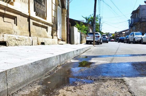 "წვიმის დროს ფანტანივით ასხამს წყალი" - მოქალაქეები ახლადრეაბილიტირებულ ჯიბლაძის ქუჩაზე