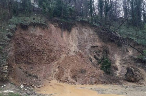 ქუთაისი-ალპანა-მამისონის უღელტეხილის გზის ნაწილზე მიწა-კლდის მასა ჩამოიშალა