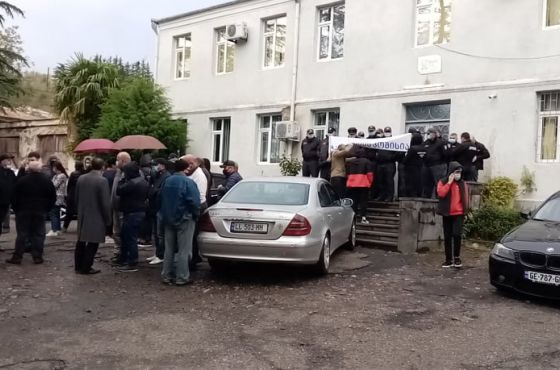 წყალტუბოს საოლქო საარჩევნო კომისიასთან აქცია მიმდინარეობს