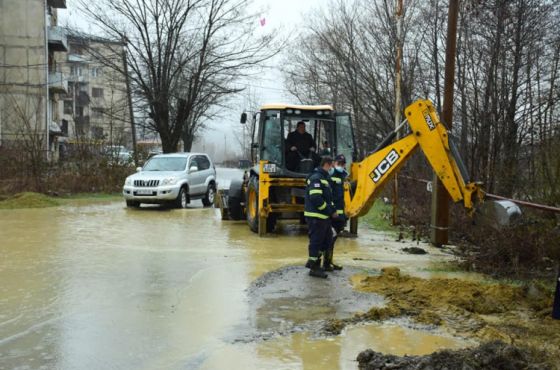 დატბორილია ქალაქის ცენტრალური  ნაწილი და საუბნებო გზები - ძლიერი წვიმის შედეგები საჩხერეში 