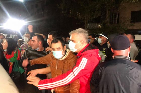 გაერთიანებული ოპოზიიციის წარმომადგენლებმა ქუთაისში ჭავჭავაძის გამზირის გადაკეტვა სცადეს