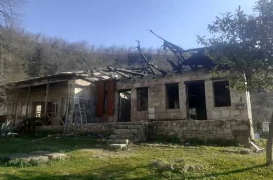 გელათში, ერთი წლის წინ, გაჩენილი ხანძრის შედეგად დამწვარი შენობა, ისევ მიტოვებულია