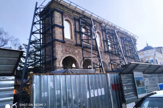 ქუთაისის მუზეუმის ყოფილი შენობის ფასადის ნაწილი ჩამოიშალა