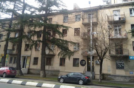 ფასადის შეკეთება კორპუსის გამაგრების ნაცვლად - მოსახლეობის პროტესტი და ჩაშლილი ტენდერი ქუთაისში