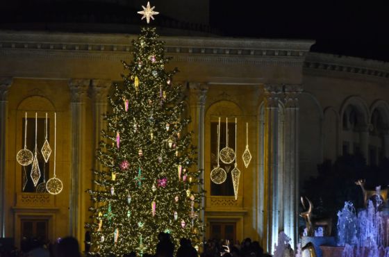 ქუთაისში მთავარი ნაძვის ხე საზეიმოდ აანთეს