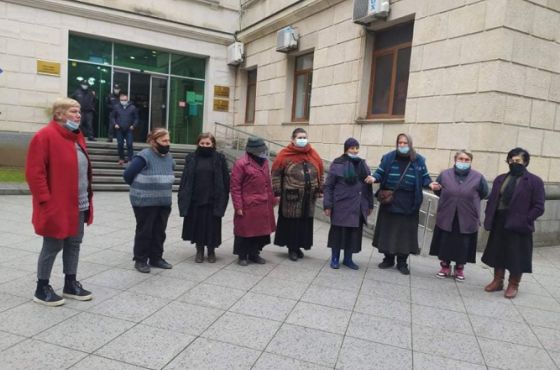 ქუთაისის მერიასთან ყვავილებით მოვაჭრეებმა აქცია გამართეს