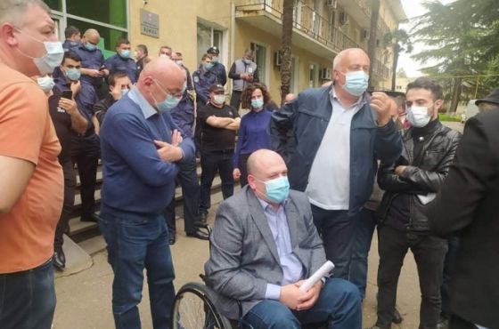 "მერი არის თაღლითი" -  დაპირისპირება ზესტაფონის მერიასთან 