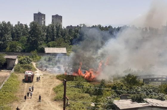 ქუთაისში საცხოვრებელ კორპუსებთან  ახლოს ხანძარია