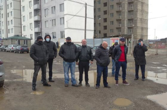 ,,გვითხრეს, რომ გვიშვებდნენ და მიზეზიც არ განუმარტავთ" - ქუთაისში მშენებლობაზე დასაქმებულებმა აქცია გამართეს