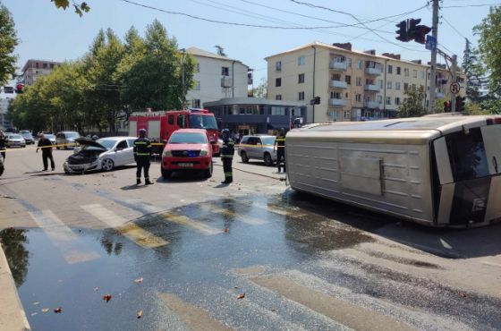 ავტოსაგზაო შემთხვევა ქუთაისში - ავტომობილმა მიკროავტობუსი ამოატრიალა