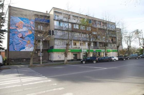 კაცები ზრუნავენ - ნახატი კედელზე ქუთაისში