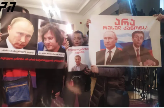 პარლამენტში დეპუტატების გამოჩენას არასამთავრობო ორგანიზაციების წარმომადგენლები სკანდირებით შეხვდნენ