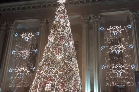 ქუთაისის მთავარი ნაძვის ხე აინთო