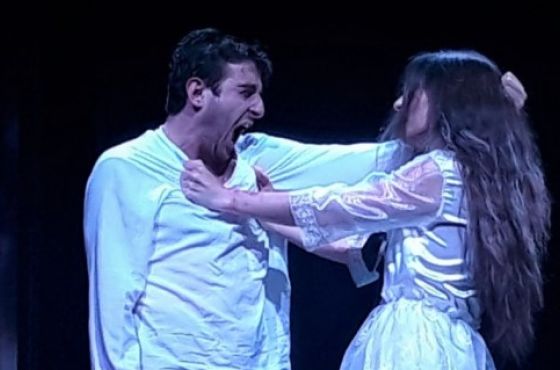 მესხიშვილის თეატრში რეზი ქაროსანიძის სპექტაკლის „ბუზების“ ჩვენება გაიმართება