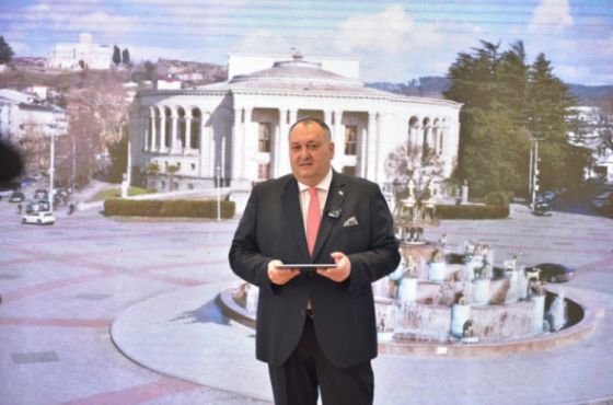 ქალაქის მერი „დასავლური“ ბიოგრაფიით და დუმილით „რუსული კანონის“ მიმართ