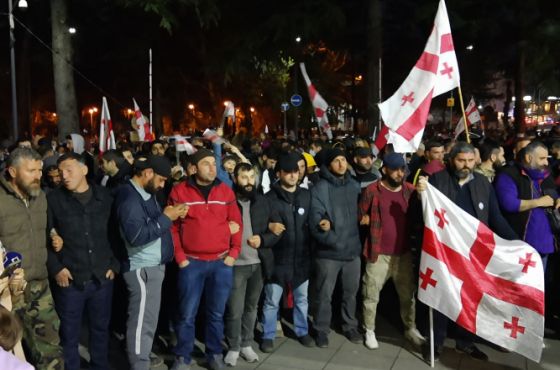 სამხარეო ადმინისტრაციაში  ხეობის მცველებთან შეხვედრა სამ საათზე მეტია მიმდინარეობს