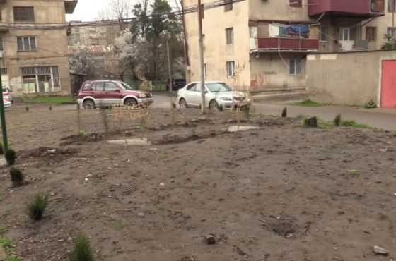 "აბა სკვერი, გვეღადავებით?" - ზესტაფონელები მათ ქალაქში ახლადგახსნილ ეკოსკვერს "ეძებენ"