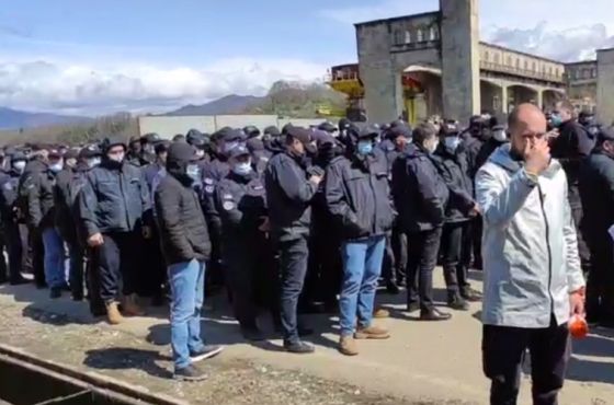 "შეწყვიტეთ აგრესია, წინააღმდეგ შემთხვევაში მივიღებთ პროპორციულ ზომებს" - პოლიცია მცველებს