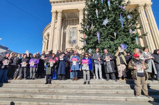მოქალაქეებმა, ნაძვის ხესთან, სასტიკად ნაცემი დემონსტრანტების ფოტოები მიიტანეს