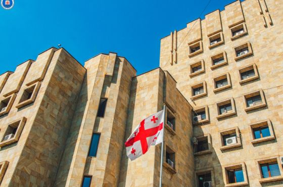 "შვილების თანდასწრებით მეუღლეზე იძალადა" - ტყიბულის მერიის თანამშრომელს ბრალი წარუდგინეს