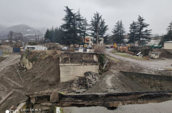 "ხიდი დაანგრიეს ისე, რომ  საფეხმავლო ბილიკიც არ გააკეთეს"  - მოსახლეობის პროტესტი ბაღდათში