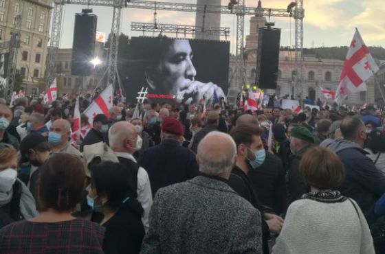 თბილისში მიხეილ სააკაშვილის გათავისუფლების მოთხოვნით აქცია მიმდინარეობს