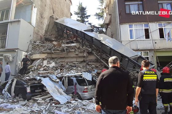 "დაახლოებით 10-15 ადამიანი უნდა იყოს მოყოლილი შიგნით ნანგრევებში" 