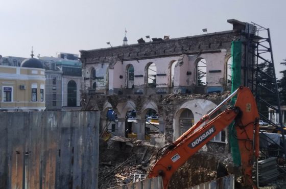 მულტიფუნქციური საგამოფენო სივრცე - სამუშაო ვადებსა და იერსახეში აბნეული პროექტი