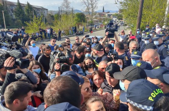 რიონის ხეობაში დაკავებულების ახლობლები სასამართლო პროცესზე დასწრებას ითხოვენ 