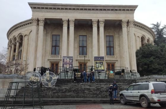 ქუთაისში მთავარ  ნაძვის ხეს  ამონტაჟებენ 