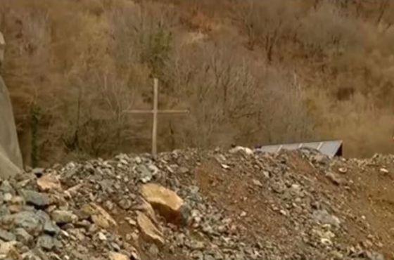 სოფელ ნამოხვანში პოლიციის ძალით მოხსნილი ჯვარი ბაგრატის ტაძარში გადაიტანეს