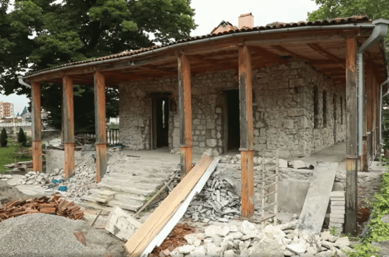  ტენდერი თუ ერთ პირთან მოლაპარაკება -  რას გეგმავს მერია "ოქროს ჩარდახის" რეაბილიტაციაზე 