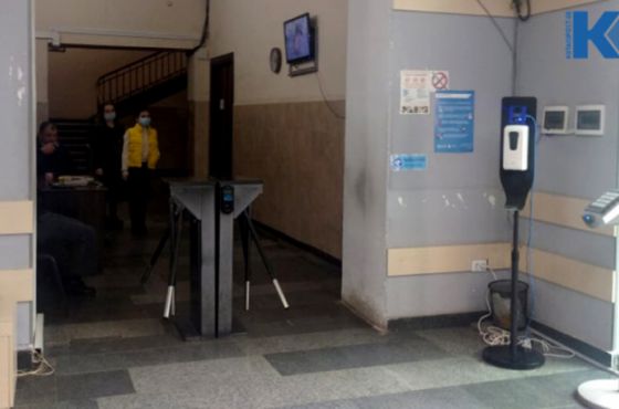 ქუთაისის მერიის შენობაში შესასვლელად ჟურნალისტებს ვადიან საშვებს არ უმზადებენ