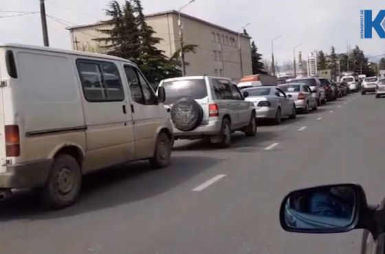 ავტომანქანების კოლონა ნიკეას ბაზართან (ვიდეო)