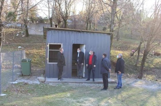 თუნუქის ფილებით აშენებული ერთოთახიანი გასახდელი თერჯოლაში 