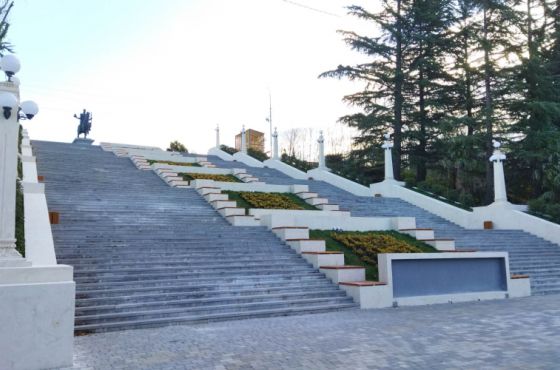 რეაბილიტირებული ას საფეხურიანი კიბეები ქუთაისის მერიას ამ დრომდე არ ჩაუბარებია