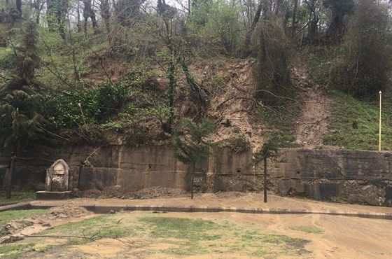 ხარაგაულში, სკოლის ეზოში  მეწყერი ჩამოწვა