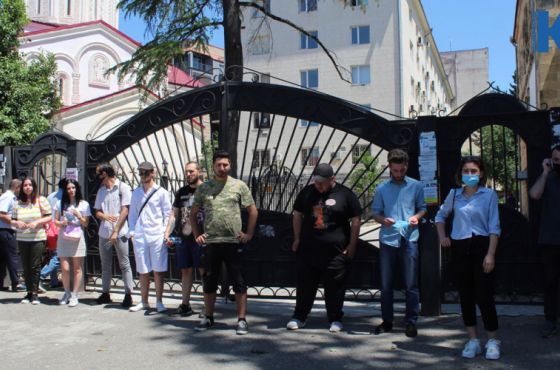 სტუდენტები ქუთაისში გამოცდების მობილურით ჩაბარების უფლებას ითხოვენ