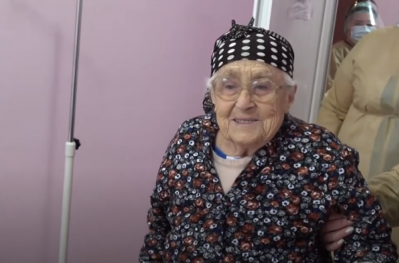 101 წლის ბებო, რომელმაც კორონავირუსი დაამარცხა კლინიკიდან გაწერეს
