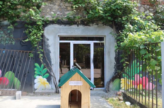 ქუთაისში,  ისტორიულ კედელში, სადაც 9 აპრილს სანთლებს ანთებდნენ,  კარი გამოჭრეს