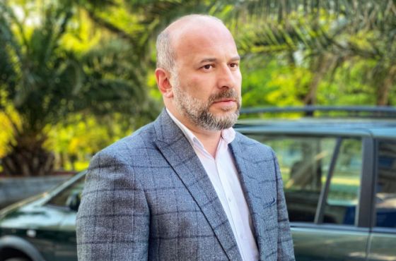 "ბევრი განაცხადი არამიზნობრივად შემოდის" - იმერეთის გუბერნატორი მერიის წინ საშვთა მისაღებ რიგებზე 