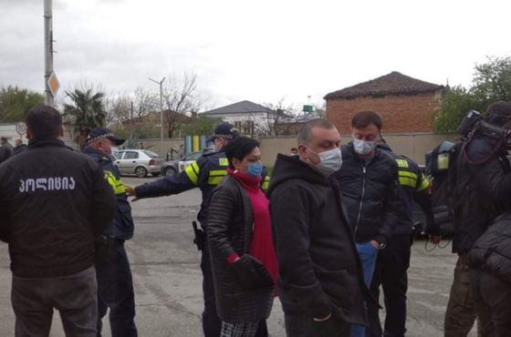 აღმაშენებლის გამზირზე გზის გადაკეტვა სცადეს