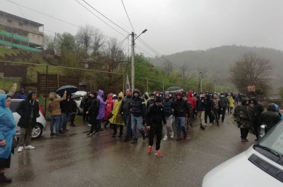 მსველელობა "ენკას" ოფისთან  -  აქციის მონაწილეები კომპანიას ხეობის დატოვებისკენ მოუწოდებენ 