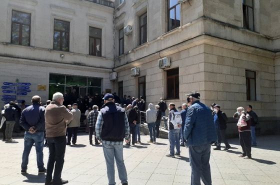 რიგები ქუთაისის მერიასთან - მოსახლეობა საშვებს ითხოვს